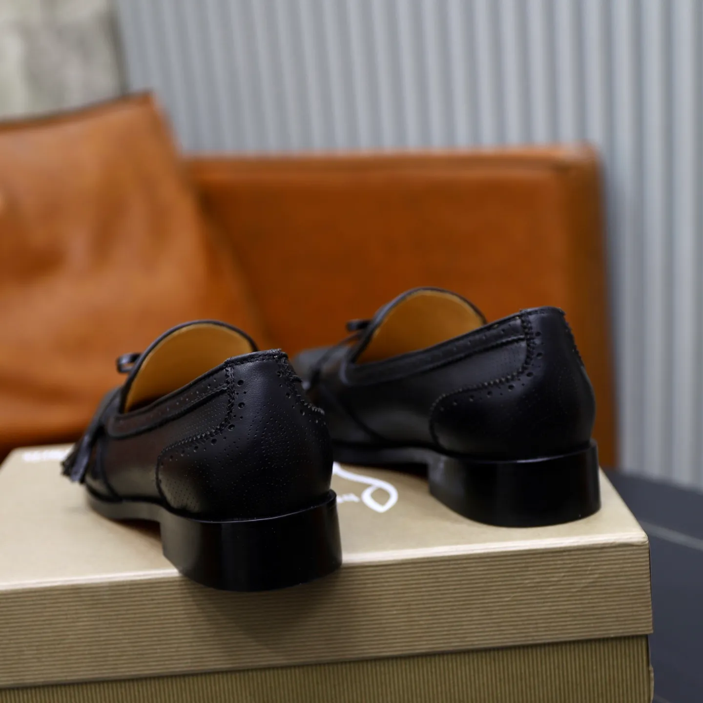 Ex-factory price: 680💰Christia*.Loubouti*🆑High-end men’s business formal leather shoes｜Classic red sole shoes｜Original imported first-layer cowhide｜Water-dyed cowhide lining｜Italian imported red rubber outsole｜High-end luxury｜Perfect interpretation of fashion, sunshine, style, suitable for various occasions Size: 38-44 (customized for 45, 46, 47)
